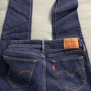 Dark wash worn women’s Levi’s jeans in size 27